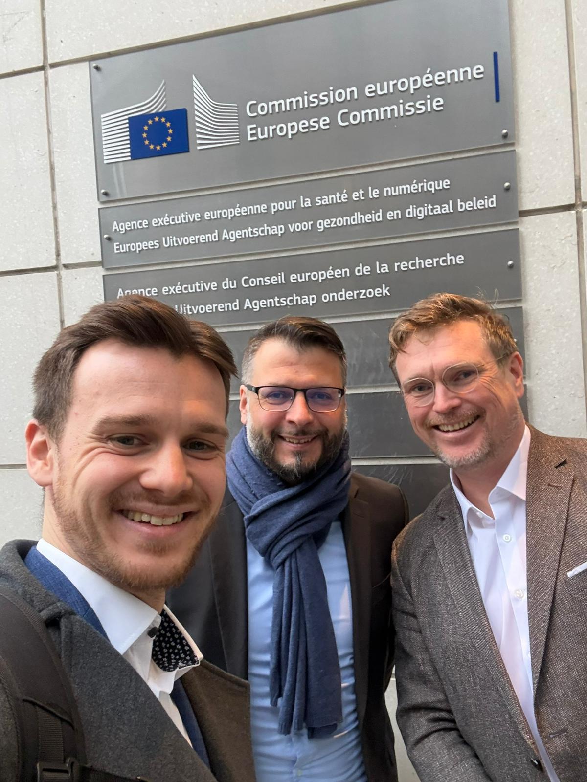 HeyCharge-Gründer Chris Cardé und Robert Lasowski mit Chief of Staff Lukas Schwab beim EIC-Interview